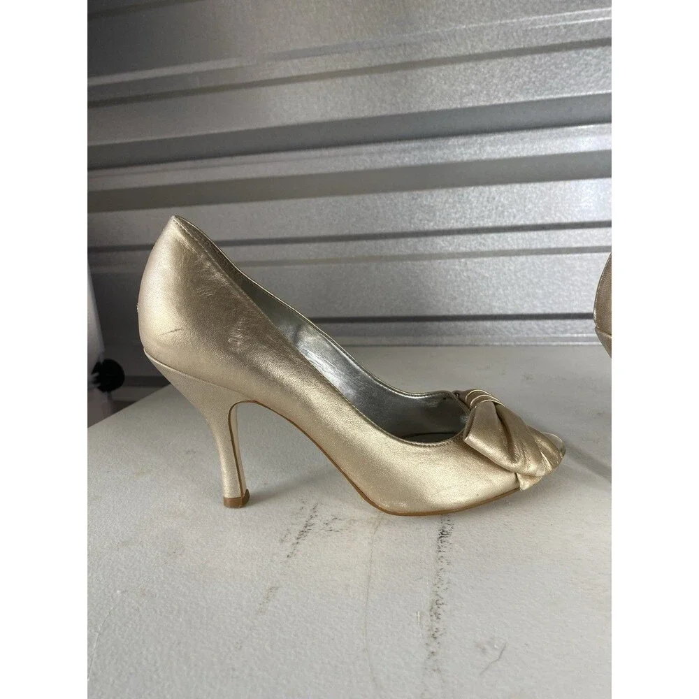Gianni Bini Venus F.17 Gold Leather Bow Heels Peep Toe Pumps Size 6M 3.75